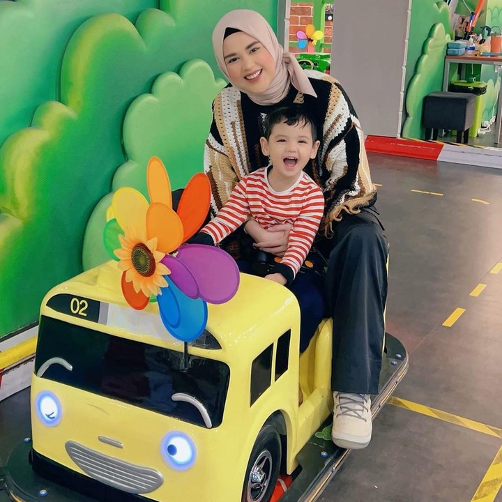 <p>Sejak kecil, Shaquille memang punya pamor yang enggak kalah seperti kedua orang tuanya, lho. Bahkan, akun Instagramnya saja kini sudah mencapai lebih dari 200 ribu pengikut. (Foto: Instagram @shaquillekailidanuarta)<br /><br /><br /></p>