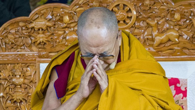Dalai Lama menjadi sorotan usai beredar video tentang pemimpin Buddha dari Tibet itu meminta seorang bocah untuk mengisap lidahnya.