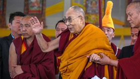 Dalai Lama Minta Maaf usai Minta Bocah Isap Lidahnya