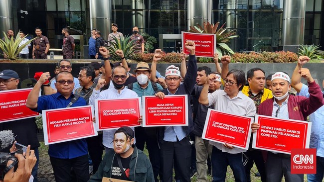 Dewas KPK diminta segera memeriksa dan menjatuhkan sanksi berupa pencopotan dan pemberhentian secara tidak hormat terhadap Firli Bahuri.