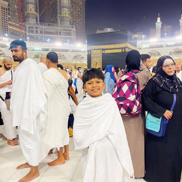 Agama Sempat Disorot, 7 Potret Farel Prayoga Jalani Umrah di Bulan Ramadan