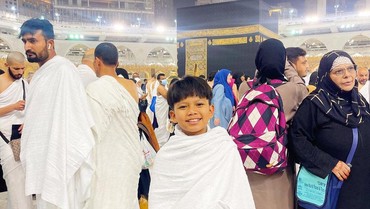 Agama Sempat Disorot, 7 Potret Farel Prayoga Jalani Umrah di Bulan Ramadan