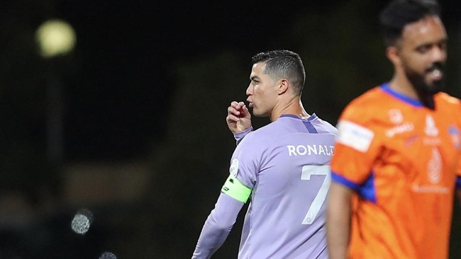 Cristiano Ronaldo dilaporkan bisa selamat dari kasus gestur memegang alat kelamin setelah pertandingan derbi Al Hilal vs Al Nassr.
