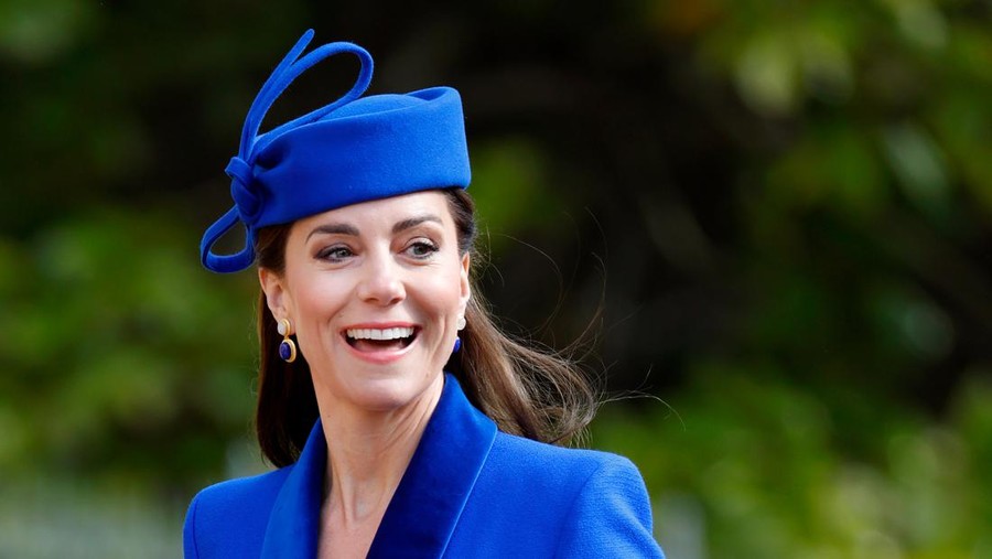 Gaya Kate Middleton di Paskah 2023 WINDSOR, UNITED KINGDOM - APRIL 09: (EMBARGOED FOR PUBLICATION IN UK NEWSPAPERS UNTIL 24 HOURS AFTER CREATE DATE AND TIME) Catherine, Princess of Wales attends the traditional Easter Sunday Mattins Service at St George's Chapel, Windsor Castle on April 9, 2023 in Windsor, England. (Photo by Max Mumby/Indigo/Getty Images)