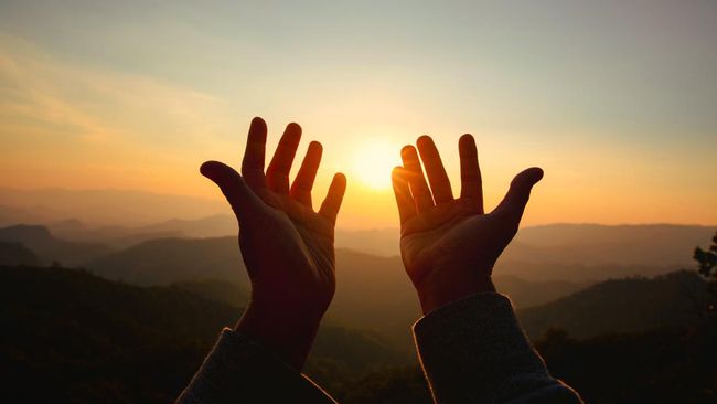 Umat muslim dianjurkan membaca doa awal tahun baru Islam. Berikut doa awal tahun baru Islam 1 Muharram 1447 H Arab, latin, dan artinya.