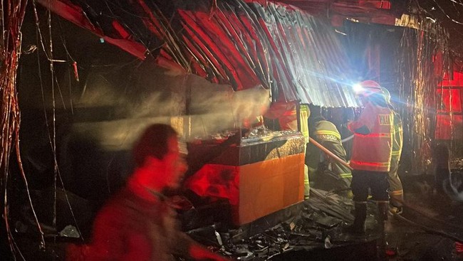 Kebakaran terjadi direstoran ayam geprek di Tebet, Jakarta Selatan, Senin (10/4) setelah penjual mengganti tabung gas.