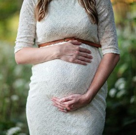 6 Kebiasaan Baik Ibu Hamil yang Ternyata Bisa Tingkatkan Kecerdasan Bayi, Termasuk Mengelus Perut?