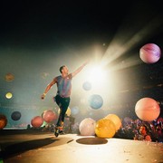 Ramai Orang Indonesia Jual Tiket Konser Coldplay di Singapura karena Harga Tiket Pesawat Makin Mahal