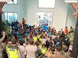 Aksi Mahasiswa Tolak UU Cipta Kerja di DPRD Jambi Ricuh