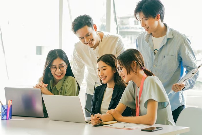 Mulailah bersosialisasi untuk membangun hubungan yang positif di tempat kerja. Perusahaan China Berikan Cuti Karyawan yang Tidak Bahagia