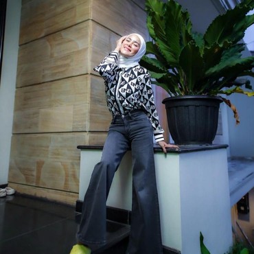 Ditegur Dewi Sandra, 7 Gaya Olla Ramlan Berhijab Tapi Masih Pakai Baju Ketat