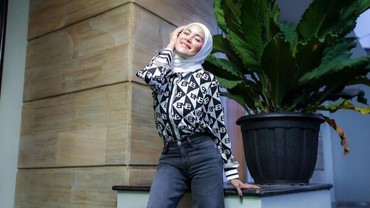 img-title Ditegur Dewi Sandra, 7 Gaya Olla Ramlan Berhijab Tapi Masih Pakai Baju Ketat