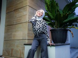 Ditegur Dewi Sandra, 7 Gaya Olla Ramlan Berhijab Tapi Masih Pakai Baju Ketat