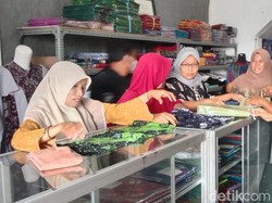 Berkah Ramadhan Perajin Kain Tenun Lamongan Cuan Ratusan Juta