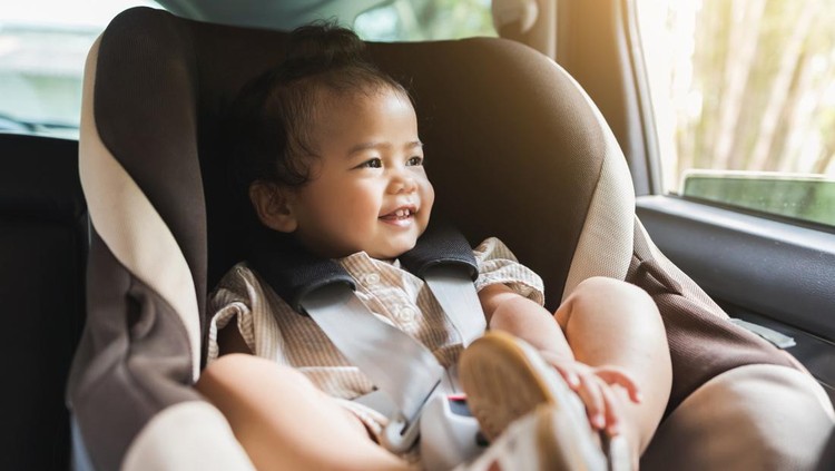 Posisi Duduk yang Aman untuk Anak di Mobil, Sesuaikan dengan Usia