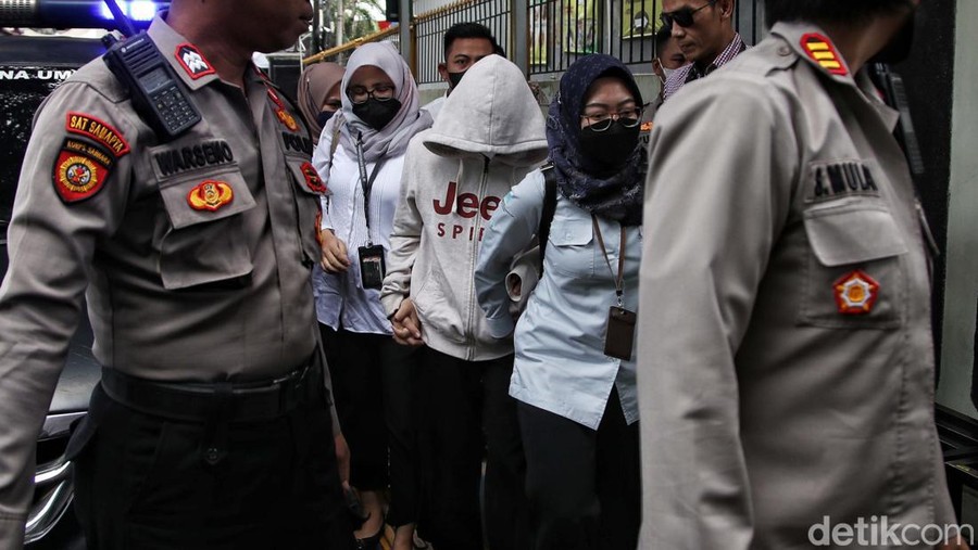 Terdakwa kasus penganiayaan David Ozora, Agnes Gracia atau AG, tiba di Pengadilan Negeri Jakarta Selatan, Senin (10/4/2023). Pantauan detikcom di lokasi, AG tiba di Pengadilan Negeri Jakarta Selatan (PN Jaksel), sekitar pukul 12.40 WIB. AG tak mengucapkan kalimat apapun saat memasuki ruang sidang.