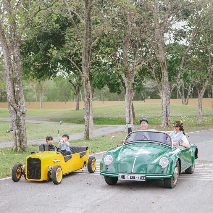 <p>Mengenakan pakaian yang sama, keempatnya juga mencoba menaiki sebuah mobil kecil, Bunda. Nastusha menaiki mobil warna kuning bersama sang adik, sedangkan Glenn menaiki mobil yang lebih besar bersama Chelsea. (Foto: Instagram: @chelseaoliviaa)</p>