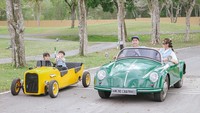 <p>Mengenakan pakaian yang sama, keempatnya juga mencoba menaiki sebuah mobil kecil, Bunda. Nastusha menaiki mobil warna kuning bersama sang adik, sedangkan Glenn menaiki mobil yang lebih besar bersama Chelsea. (Foto: Instagram: @chelseaoliviaa)</p>