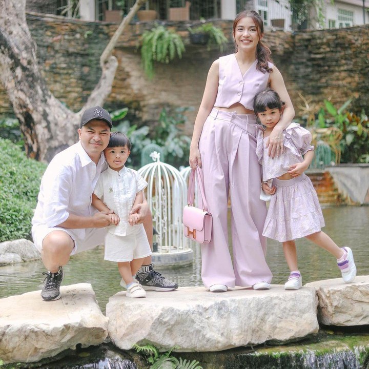 <p>Pada potret lainnya, Glenn dan keluarga kompak mengenakan pakaian bernuansa <em>pink</em> dan putih. Mereka berdiri di atas batu yang dikelilingi dengan genangan air. Pose keluarga ini saat berfoto juga bisa menjadi inspirasi nih, Bunda. (Foto: Instagram: @chelseaoliviaa)</p>