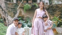 <p>Pada potret lainnya, Glenn dan keluarga kompak mengenakan pakaian bernuansa <em>pink</em> dan putih. Mereka berdiri di atas batu yang dikelilingi dengan genangan air. Pose keluarga ini saat berfoto juga bisa menjadi inspirasi nih, Bunda. (Foto: Instagram: @chelseaoliviaa)</p>