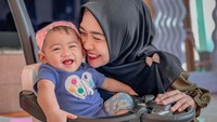 <p>Cut Raifa Aramoana anak Ria Ricis dan Teuku Ryan selalu menarik perhatian publik, Bunda. Hal ini lantaran perkembangannya yang sangat pesat di usia 7 bulan. (Foto: Instagram: @riaricis1795)</p>