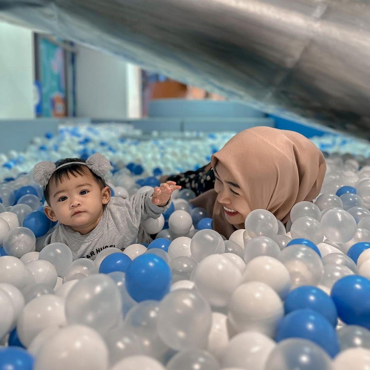 <p>Sebelumnya, banyak netizen yang merasa khawatir usai Moana diajak naik jetski saat berlibur. Tak sedikit yang mengatakan Ricis lalai dan tidak memikirkan kesehatan sang anak. (Foto: Instagram: @riaricis1795)</p>