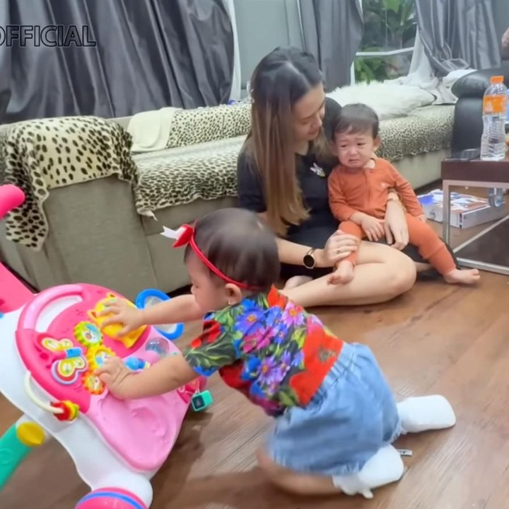 <p>Seluruh perkataan netizen ini pun ditepis oleh Ria Ricis dengan memperlihatkan perkembangan sang anak yang selalu stabil dan pesat. Sebelumnya, Ricis bahkan mengunggah Moana yang mulai merangkak di usia 5 bulan. (Foto: YouTube Ria Ricis Official)</p>