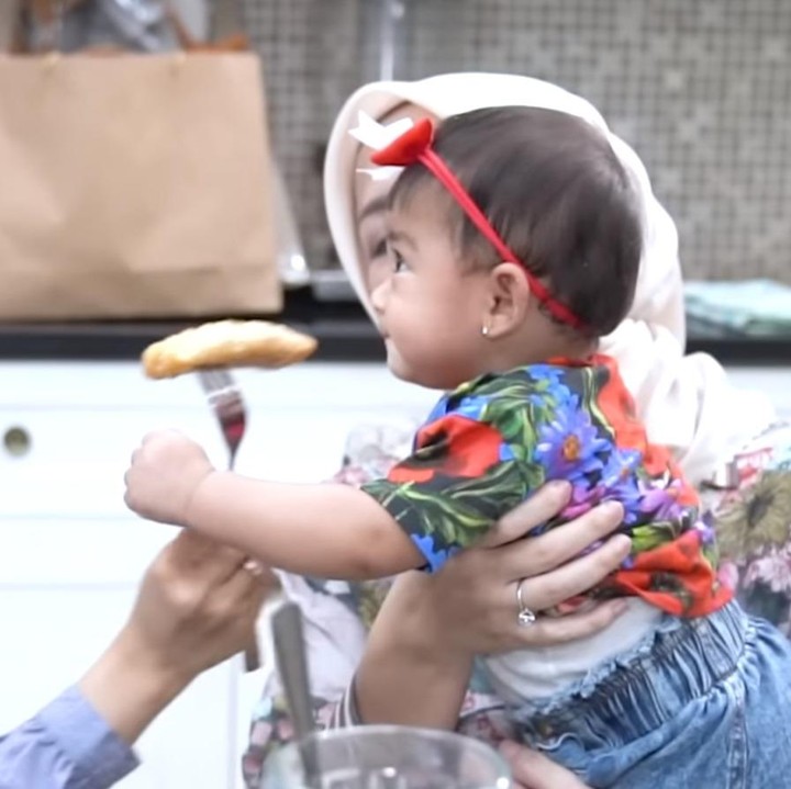 <p><em>"Ini bayi cerdas banget deh aktif banget MasyaAllah keren sih umur segitu sudah piter merangkak dan rasa ingin tahunya bagus banget,"</em> kata seorang netizen. <em>"Moana pinter banget, Lihat vlog sama aktivitasnya Momon MasyaAllahh pintar dan lincah banget gadis ini,"</em> tutur yang lainnya. (Foto: YouTube Ria Ricis Official)</p>
