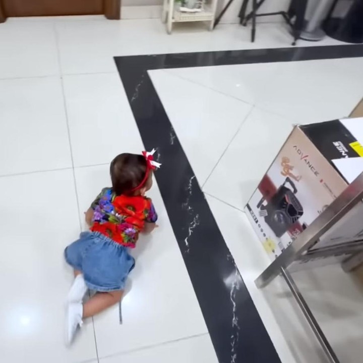 <p>Perkembangan Moana yang sangat pesat membuat netizen kagum, Bunda. Bahkan banyak netizen mengatakan Moana adalah bayi yang cerdas. (Foto: YouTube Ria Ricis Official)</p>