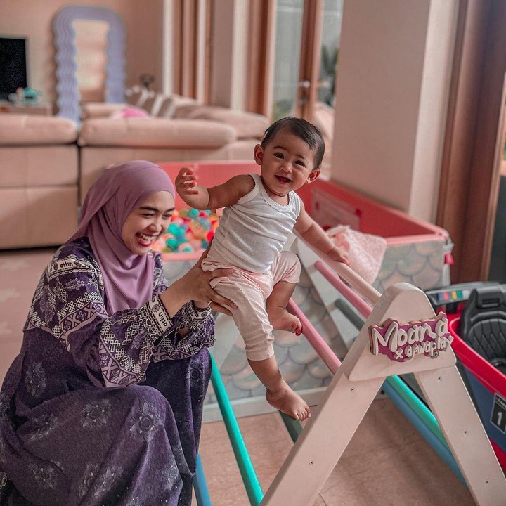 <p>Tak hanya itu, Moana juga telah melaksanakan tedak siten, Bunda. Sebelumnya, ternyata Moana sudah berlatih menaiki tangga, lho. "Kerjaan tiap hari sebelum tedhak siten hari Minggu," kata Ria Ricis. (Foto: Instagram: @riaricis1795)</p>