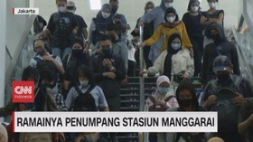 VIDEO: Ramainya Penumpang Stasiun Manggarai