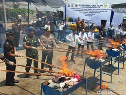 634 Bal Pakaian-Sepatu Bekas Impor Senilai Rp 1,2 M Dibakar di Belawan