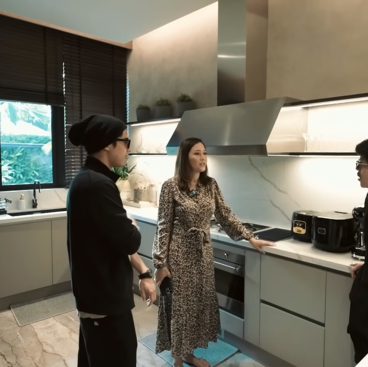 <p>Berikut area dapur tempat Maia mengolah masakan favorit keluarga. Meski tak sering masak, Maia mengaku jago menyiapkan sajian rumahan dan Al sebut semur lidah sapi buatan sang ibunda jadi menu favoritnya. (Foto: YouTube AH)<br /><br /><br /></p>