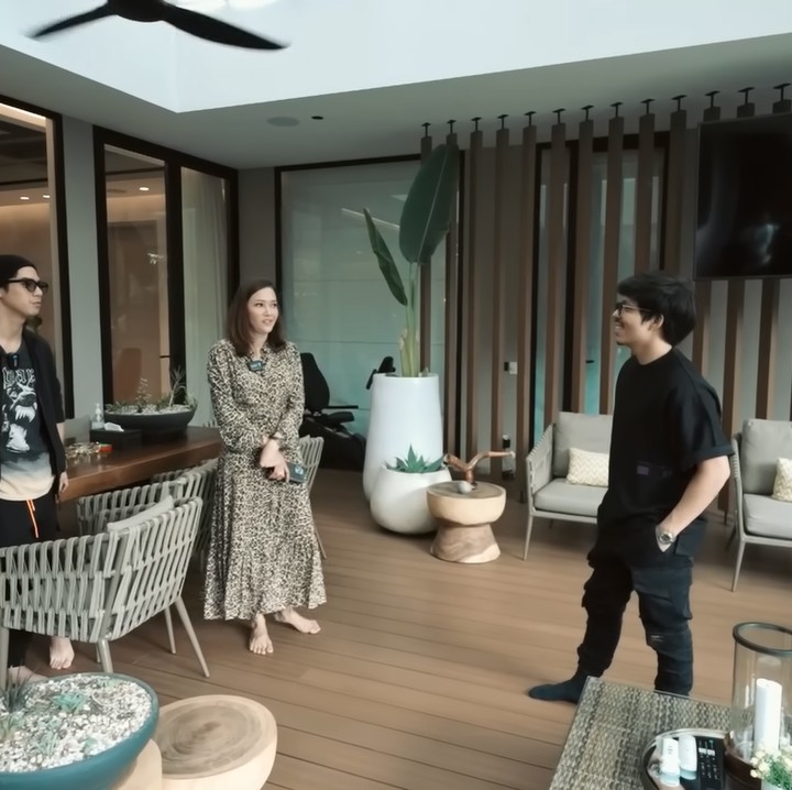 <p>Di area bersantai, Maia sebut ini sebagai tempat untuk berkumpul bersama keluarga sambil ngobrol santai. Dari potret sebagian rumah ini, spot mana yang menjadi kesukaan Bunda? (Foto: YouTube AH)</p>
