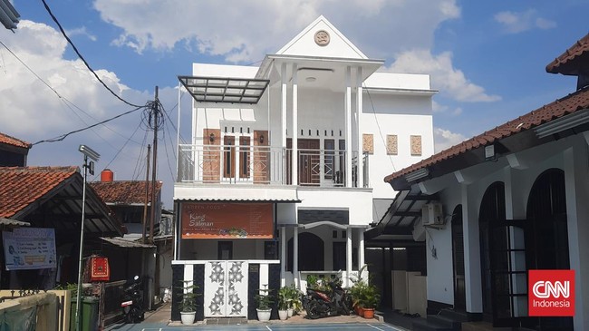 Rumah berlantai dua itu tampak megah di permukiman warga di Gang Anggur, Rempoa, Ciputat, Tangsel. Warnanya putih bercahaya, kontras mentereng dari kejauhan.
