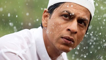 img-title Tengok Momen Shah Rukh Khan Pertama Kali Salat