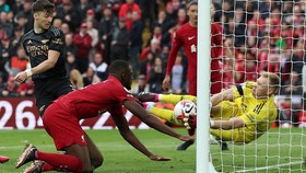 FOTO: Liverpool Tahan Laju Arsenal dalam Duel Menegangkan