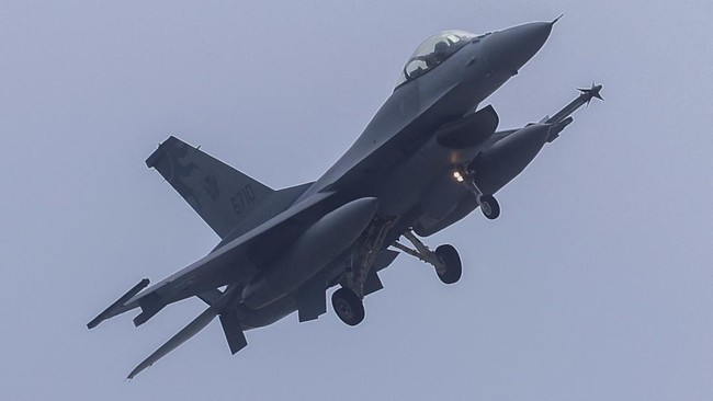 Pemerintah Taiwan mendeteksi 42 serangan pesawat tempur di zona pertahanan udaranya pada Sabtu (19/8) waktu setempat usai China mengumumkan latihan militernya.