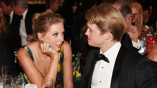 Taylor Swift diduga sudah memberikan isyarat putus dengan Joe Alwyn di The Eras Tour saat tiba-tiba mengganti satu setlist lagu.