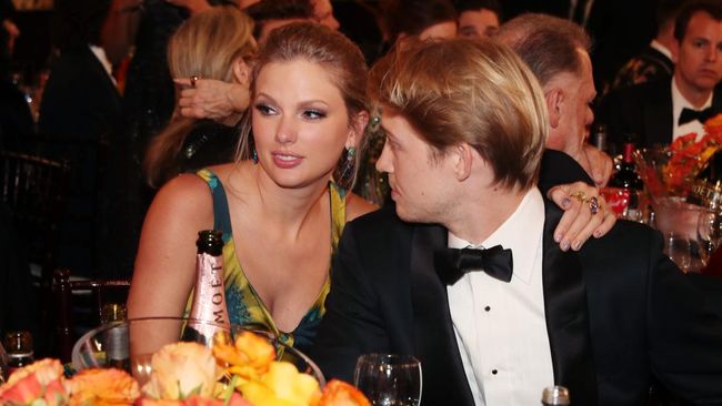 Taylor Swift dan Joe Alwyn disebut lebih memilih untuk menjadi sahabat setelah keduanya memutuskan berpisah.