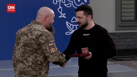 VIDEO: Presiden Zelensky Buka Puasa Bareng Tentara Muslim Ukraina