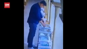 VIDEO: Aksi Pria Ubah Barcode Qris di Kotak Amal Terekam CCTV