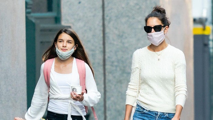 NEW YORK, NEW YORK - SEPTEMBER 08: Suri Cruise and Katie Holmes are seen on September 08, 2020 in New York City. (Photo by Gotham/GC Images)