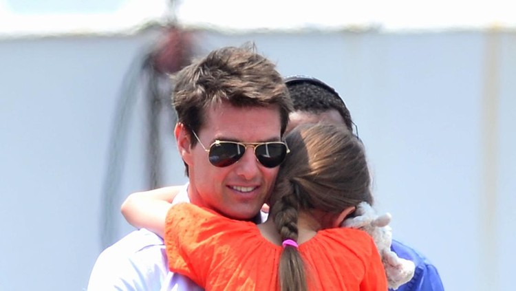 NEW YORK, NY - JULY 18:  Tom Cruise and Suri Cruise leave Manhattan by helicopter at the West Side Heliport on July 18, 2012 in New York City.  (Photo by James Devaney/WireImage)