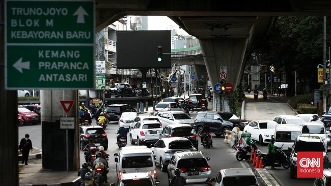 Kemacetan kembali mengular imbas penutupan Simpang Santa, Jakarta Selatan, pada Senin (17/4) siang.