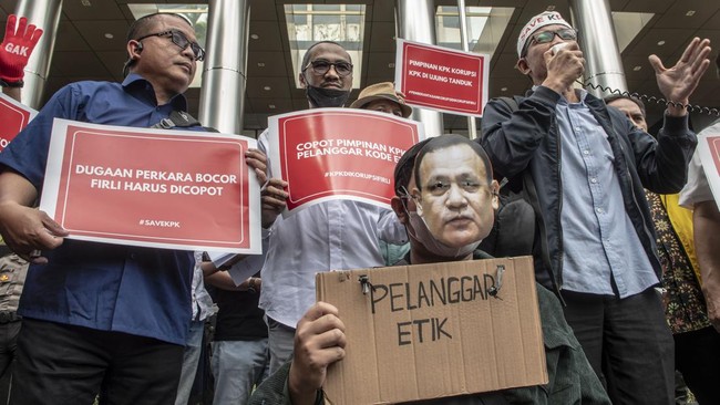 Ketua KPK Firli Bahuri menjadi sorotan usai memecat Direktur Penyelidikan Endar Priantoro tanpa alasan jelas hingga diduga membocorkan dokumen penyelidikan.