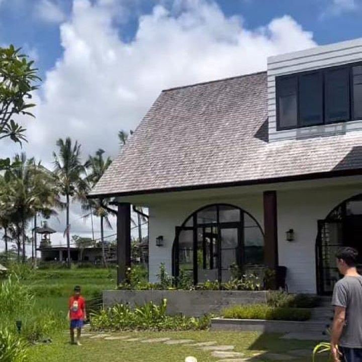 <p>Pasangan selebriti, Titi Kamal dan Christian Sugiono baru saja menyelesaikan pembangunan vila baru mereka di Bali. Vila yang berada di pinggir sawah itu disebut-sebut sebagai vila impian mereka, Bunda. (Foto: Instagram@titi_kamall)</p>