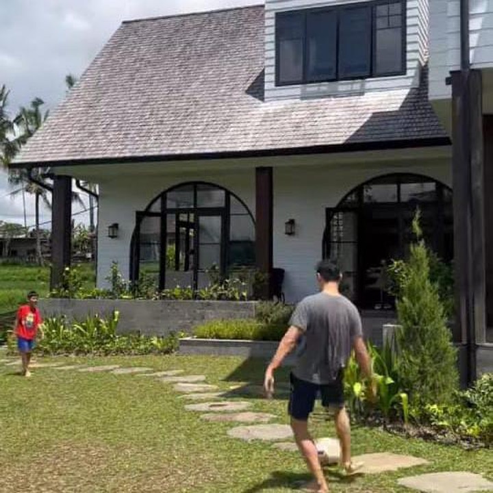 <p>Vila yang berada di dekat sawah itu sangat terlihat nyaman, terlebih lagi Titi dan Tian menyediakan halaman hijau yang cukup luas. (Foto: Instagram@titi_kamall)</p>
