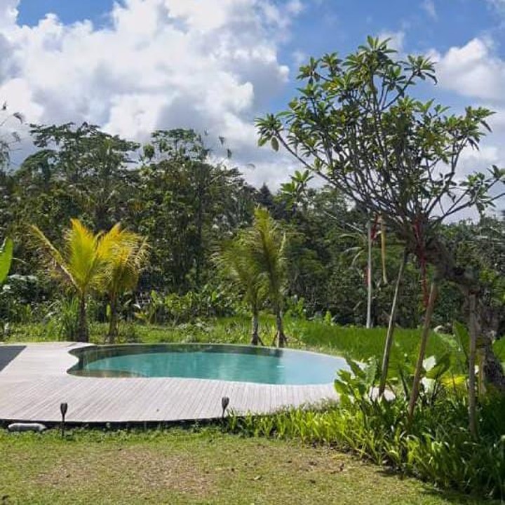 <p>Melalui laman <em>Instagram</em>-nya, Titi dan Tian membagikan proses pembangunan mulai dari survei lokasi hingga semi<em> finishing</em> villa mereka. Akan tetapi, Titi dan Tian mengatakan bahwa vila tersebut mereka bangun untuk sang Ayah, Bunda. "Vila impian ini sebenarnya bukan untuk kita tinggalin, tapi untuk Papaku," ungkap Tian, dikutip dari laman <em>Instagram@csgiono.</em> (Foto: Instagram@titi_kamall)</p>