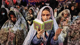 FOTO: Syahdu Warga Iran Penuhi Masjid Sambut Lailatul Qadar